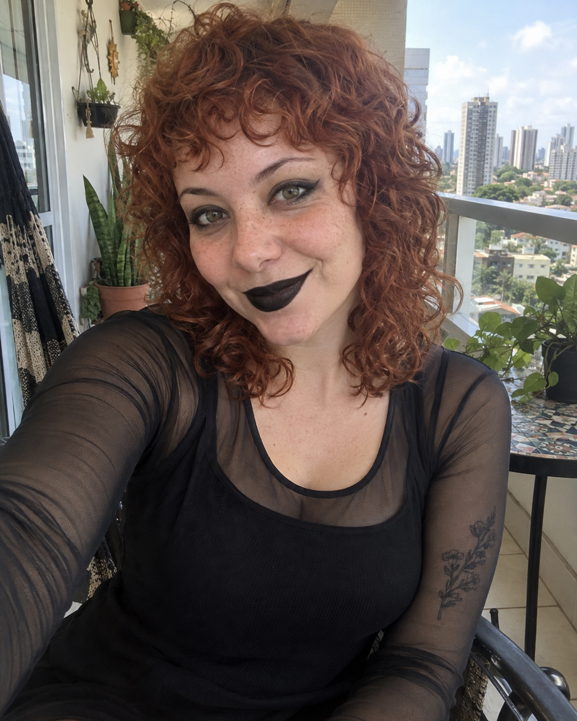 Júlia, personagem adulta fictícia, em uma foto casual